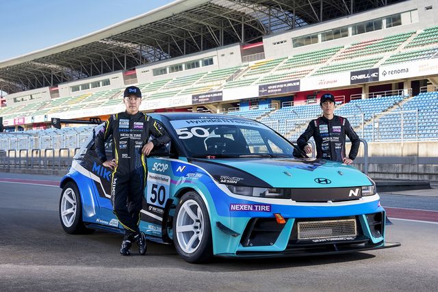 MIK 레이싱의 경주차와 드라이버 슈트