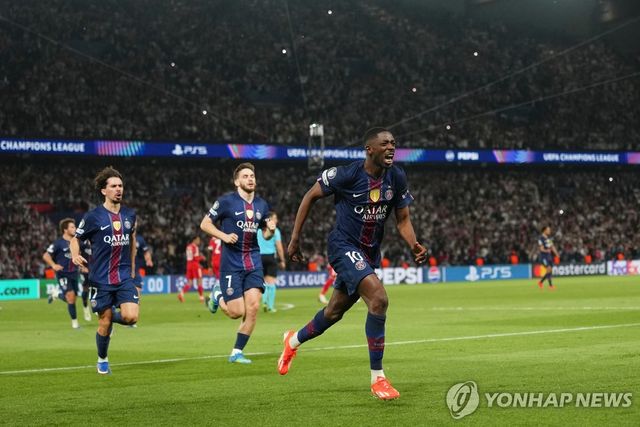 골 세리머니 하는 PSG 뎀벨레(맨 앞).