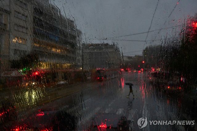 비오는 그리스 아테네 거리