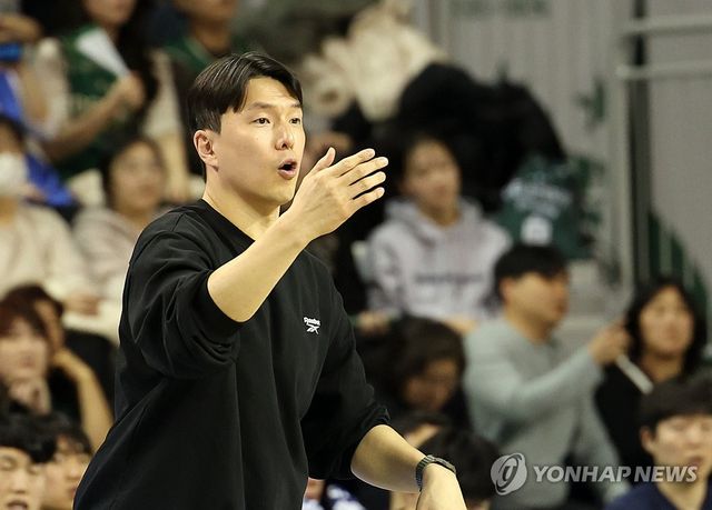 작전 지시하는 김효범 감독