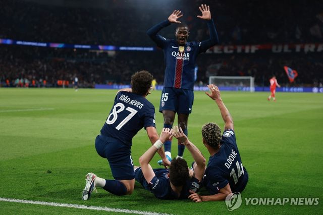 골 세리머니 하는 PSG 선수들.