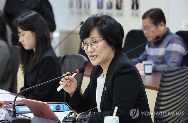 발언하는 원민경 장관