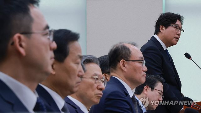 청문회에서 답변하는 김성태 전 쌍방울 회장