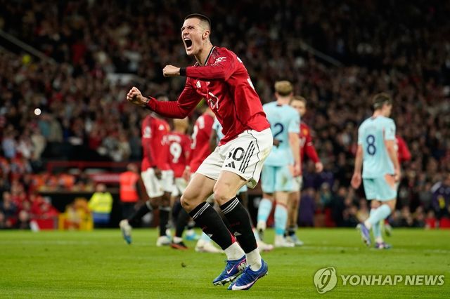 골세리머니를 펼치는 베냐민 셰슈코