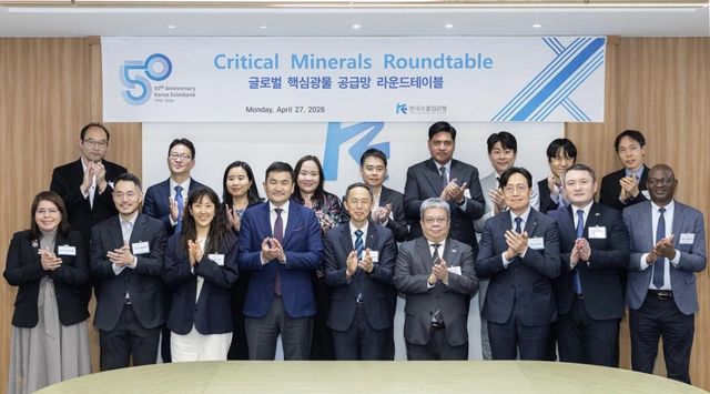 황기연 수출입은행장(앞줄 오른쪽에서 다섯번째)이 지난 27일 여의도 본점에서 11개국 주한 외국 대사관 관계자들과 '글로벌 핵심광물 공급망 라운드테이블' 행사를 열고 기념사진을 촬영하고 있다. [수은 제공]