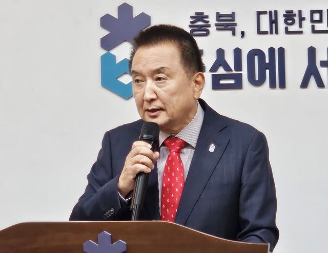 기자회견 하는 김영환 충북지사