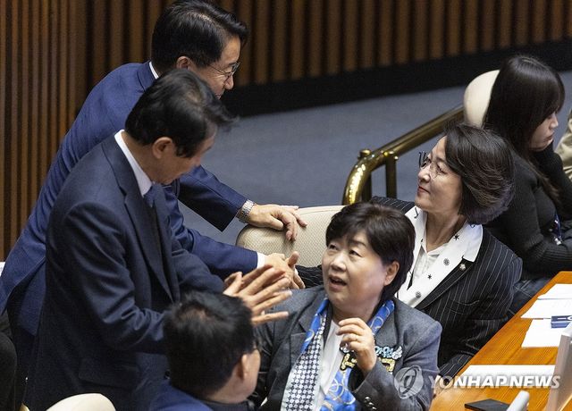 조정식 의원과 인사하는 추미애 의원