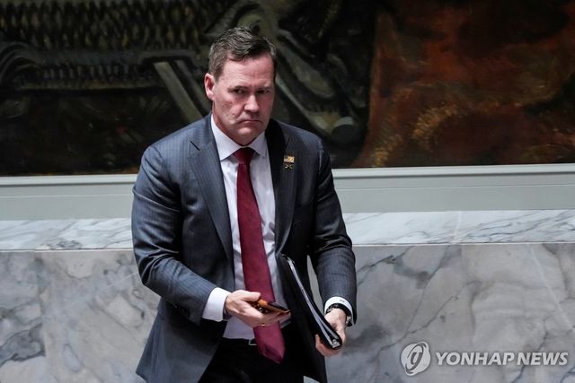 27일(현지시간) 뉴욕 유엔본부 안보리 회의 마치고 떠나는 마이크 왈츠 주유엔 미국 대사