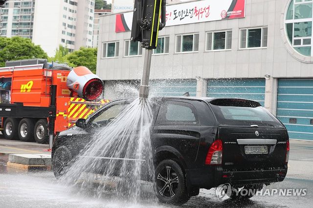 분출구에서 뿜어나오는 물줄기
