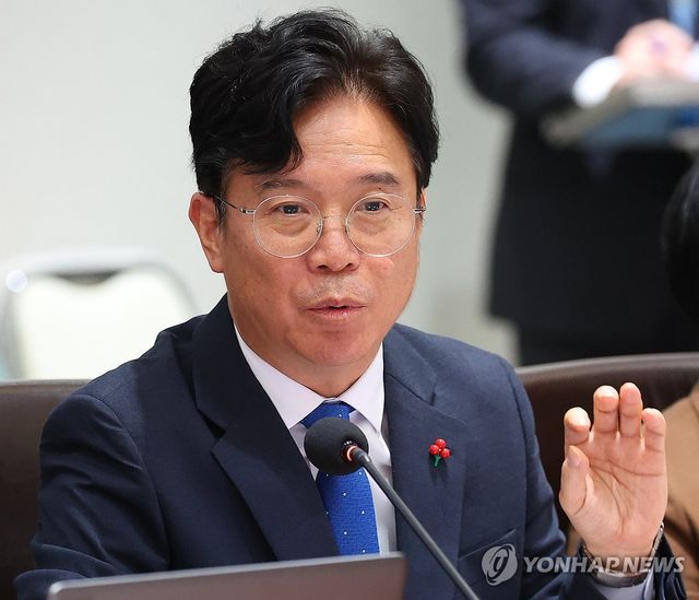 답변하는 김영훈 노동부 장관