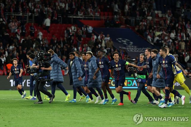 승리한 PSG 선수들.