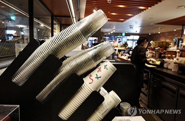 정부, 플라스틱 일회용 컵 무상 제공 금지 추진