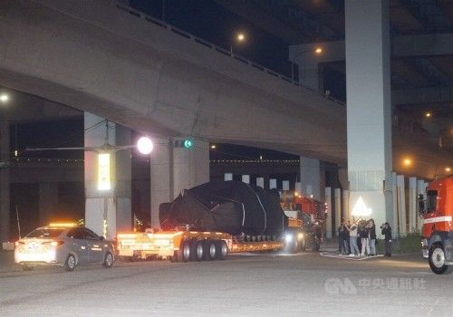 검은색 방수포로 덮힌 '대만형' M1A2T 전차