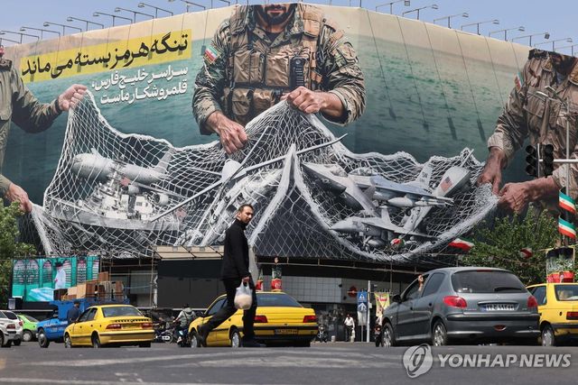 이란 테헤란 시내에 걸린 호르무즈 해협 봉쇄를 과시하는 대형 그림