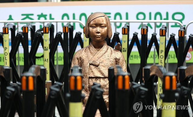 옛 일본대사관 앞 소녀상