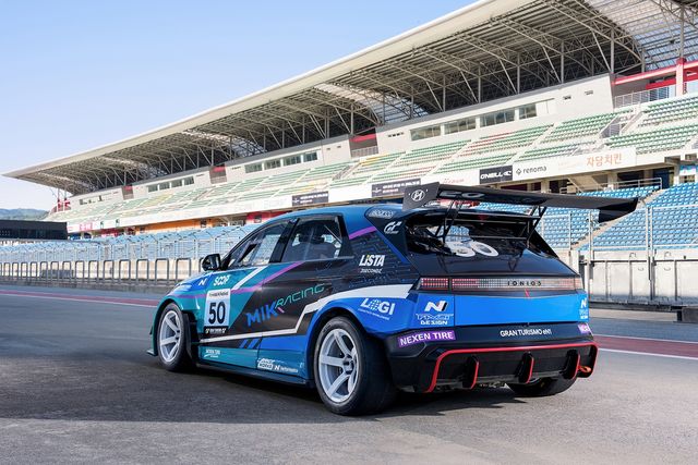 MIK레이싱 경주차의 뒷면 모습