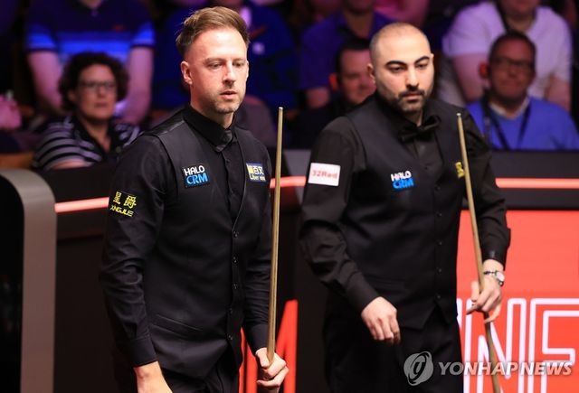 영국의 스누커 선수 트럼프(왼쪽)와 이란의 바파에이