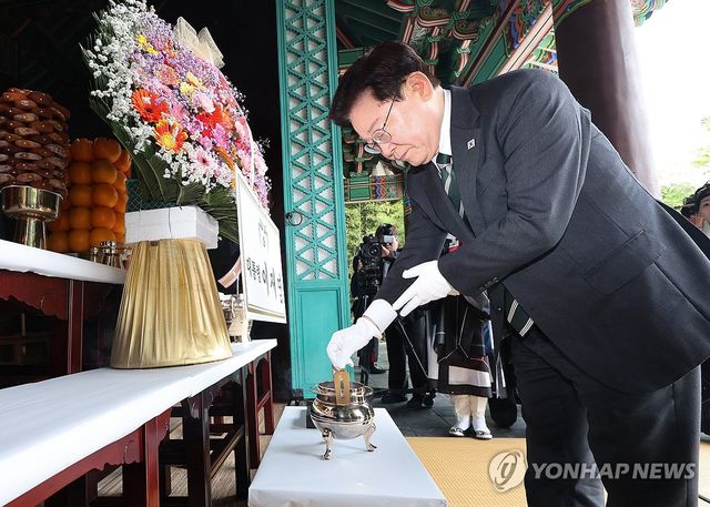 이재명 대통령, 충무공 탄신 다례행사 분향