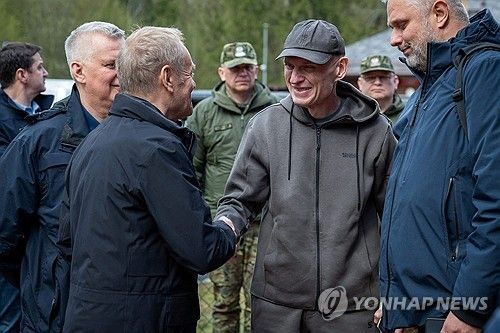 석방된 폴란드계 벨라루스 언론인 안드제이 포초부트(가운데)를 맞이하는 도날트 투스크 폴란드 총리(왼쪽) [로이터 연합뉴스 자료사진. 재판매 및 DB 금지] 