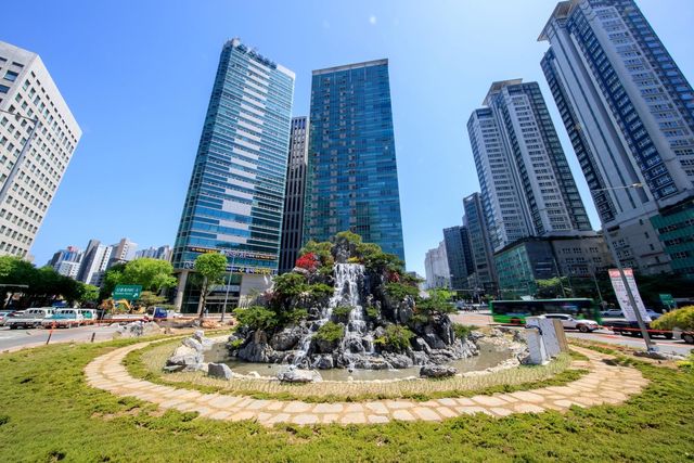 공덕오거리 교통섬 폭포