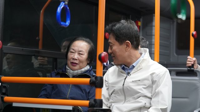 출근길 청소 노동자와 대화하는 오세훈 서울시장 후보