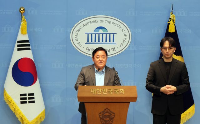 기자회견하는 장기철 전 민주당 정읍지역위원장은