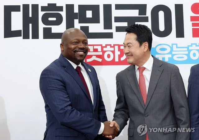 악수하는 장동혁 대표·윌슨 화이트 부사장