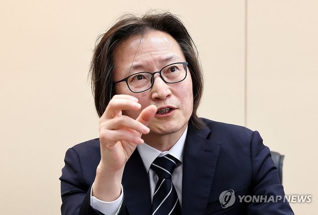 질문에 답변하는 주병기 공정거래위원장