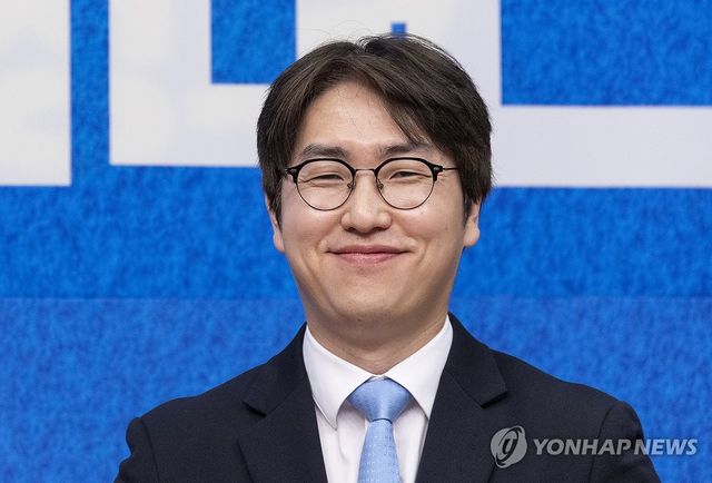 영입식에서 미소짓는 하정우 전 AI수석