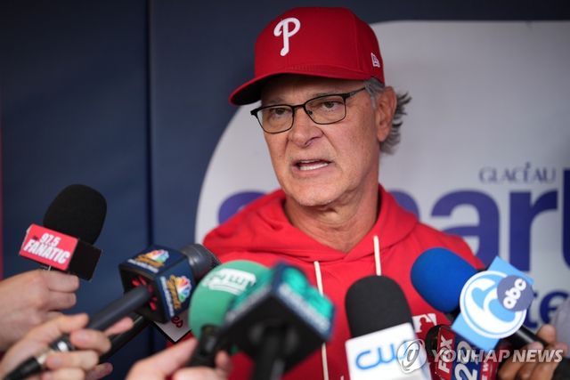 인터뷰하는 매팅리 감독 대행