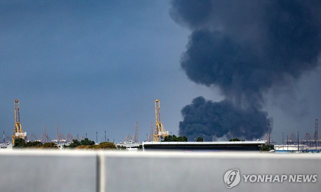 UAE 두바이 항구에서 피어오르는 검은 연기 