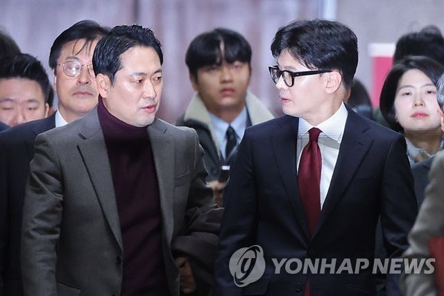 장동혁 대표(왼쪽)와 한동훈 전 대표