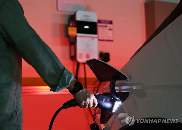 19일 서울 한 건물의 전기차 충전소. [연합뉴스 자료사진]