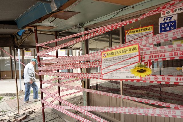 공가세대 출입금지 안내문 붙은 빈 상점