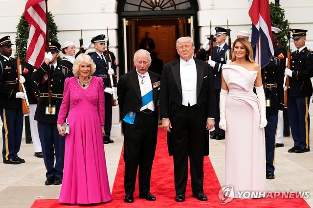 국빈만찬 전 사진촬영하는 트럼프 대통령 부부와 찰스 국왕 부부