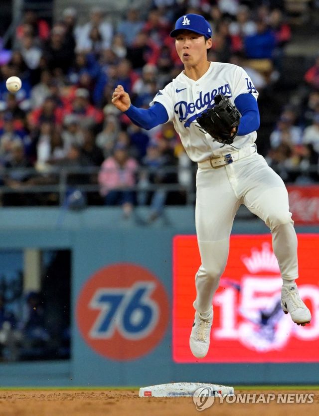 1루에 송구하는 다저스 유격수 김혜성