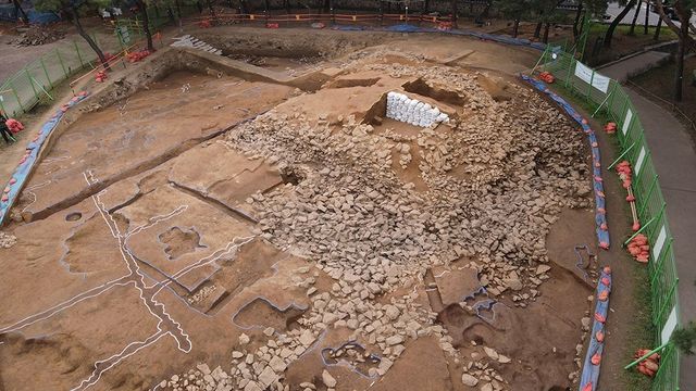 석촌동 5호분 발굴 조사 모습 
