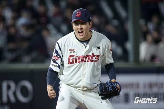 5-4 승리를 지키고 환호하는 롯데 김원중