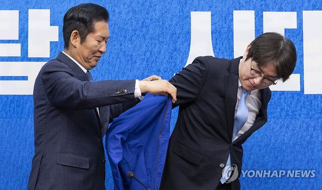 민주당 '파란 점퍼' 입는 하정우 전 AI수석