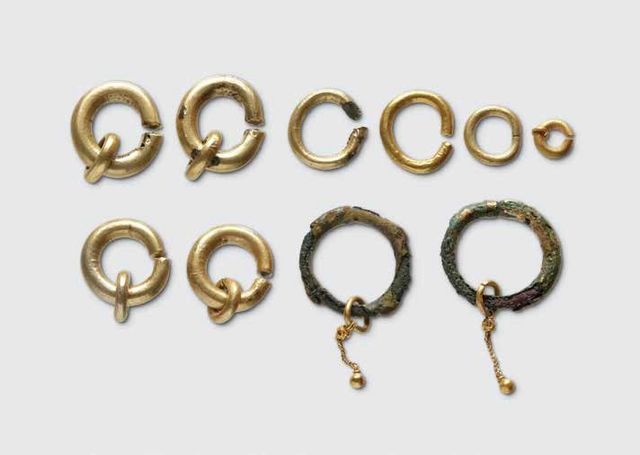 석촌동 고분군 조사에서 발견된 금귀걸이 일체 