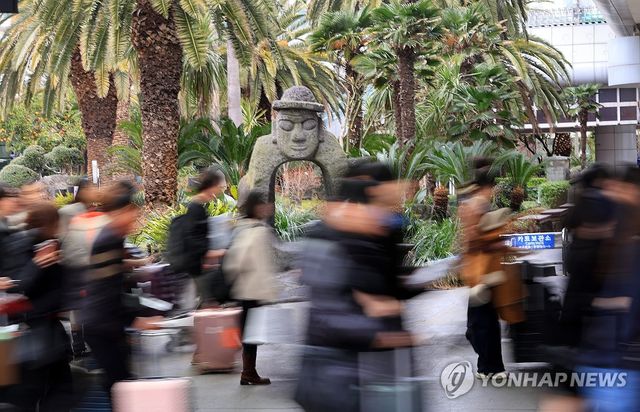 관광객으로 북적이는 제주공항