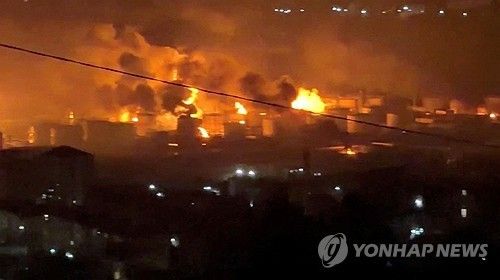 20일(현지시간) 러시아 투압세 정유시설이 우크라이나 드론의 공격을 받는 모습