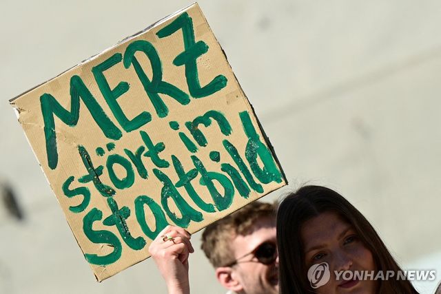 "메르츠가 도시 이미지 해친다" 총리 규탄 시위