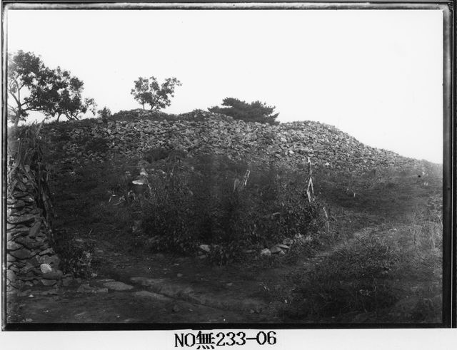 서울 석촌동 고분군의 돌무지무덤 모습 