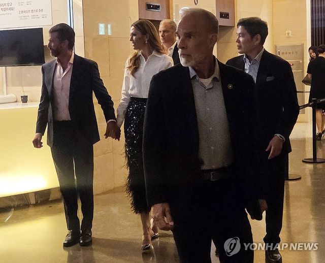 콘서트홀 찾은 트럼프 주니어