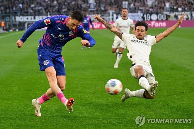 몸 던지는 카스트로프(오른쪽)