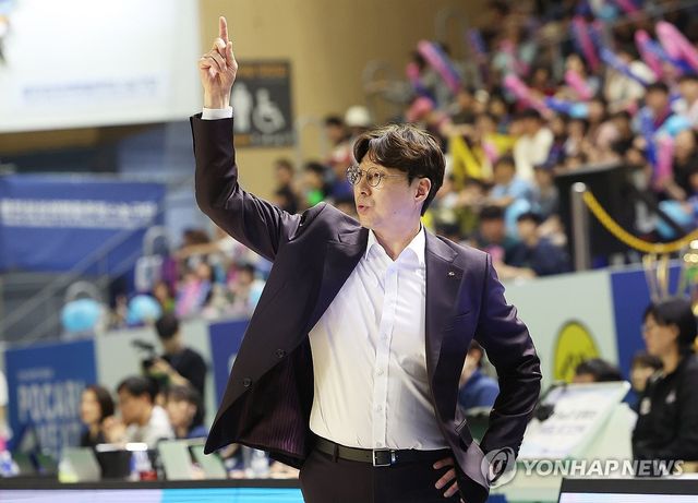 작전 지시하는 김완수 감독