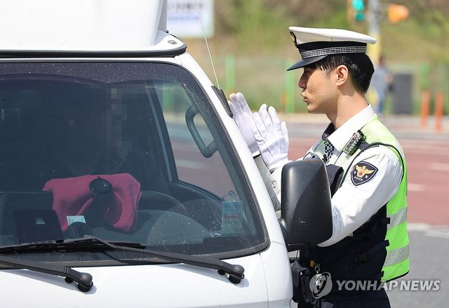 '우회전 일시 정지 꼭 지켜주세요'