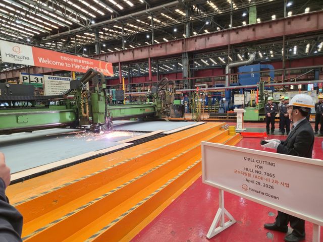 29일 한화오션 경남 거제사업장에서 개최된 군수지원함(AOE-II) 2차 착공식에서 최성훈 방위사업청 상륙함사업팀장이 선체에 사용될 강철판을 절단해 건조 시작을 알리는 모습. [방위사업청 제공. 재판매 및 DB 금지]