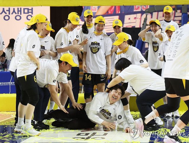 축하받는 김완수 감독